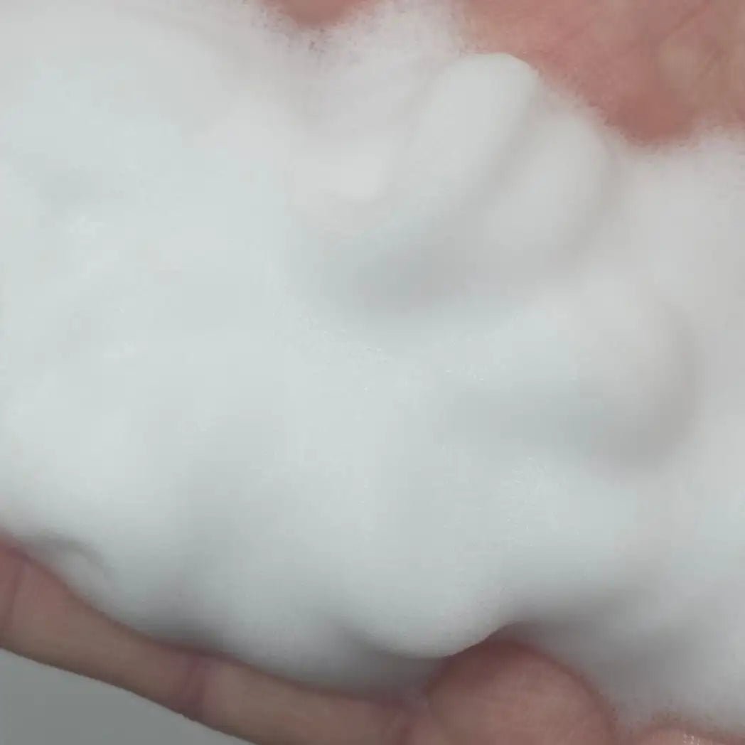 Mjukt skum av SKINØ Cleansing Foam i handflatan – mild rengöring med rosenvatten och kamomill