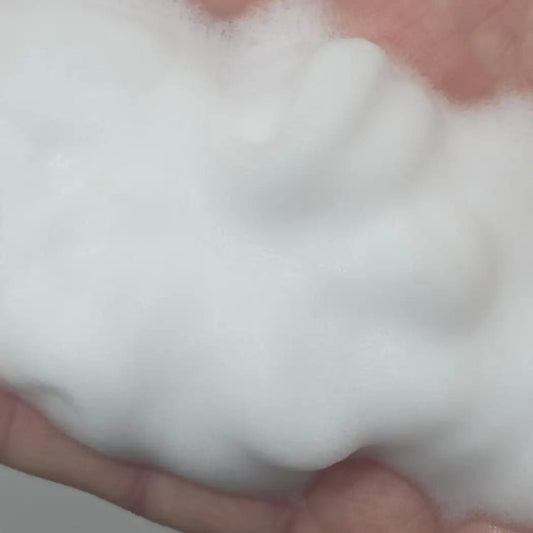 SKINØ Cleansing Foam – Skonsam rengöring med Rosenvatten & Kamomill skum i handstruktur Cleanser Foaming SKINØ.