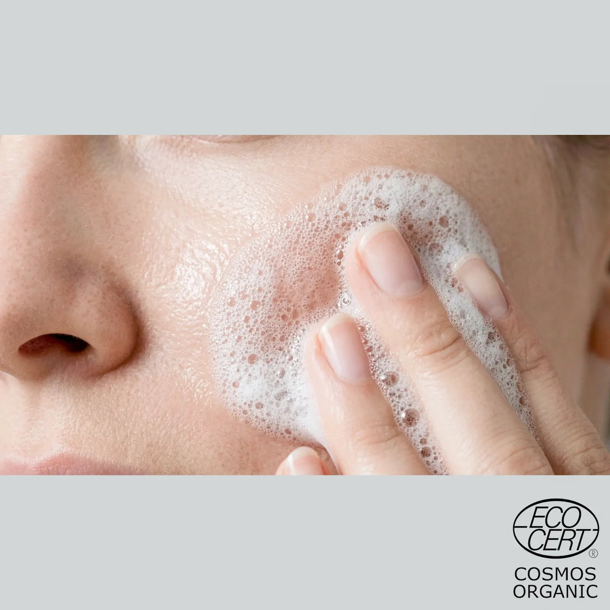 Närbild på kind med skum från SKINØ Cleansing Foam – mild ansiktsrengöring för alla hudtyper