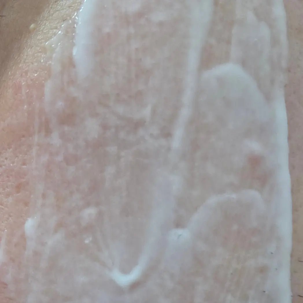 Närbild på den vita, krämiga texturen hos SKINØ Moisturising Day Cream utstruken på huden