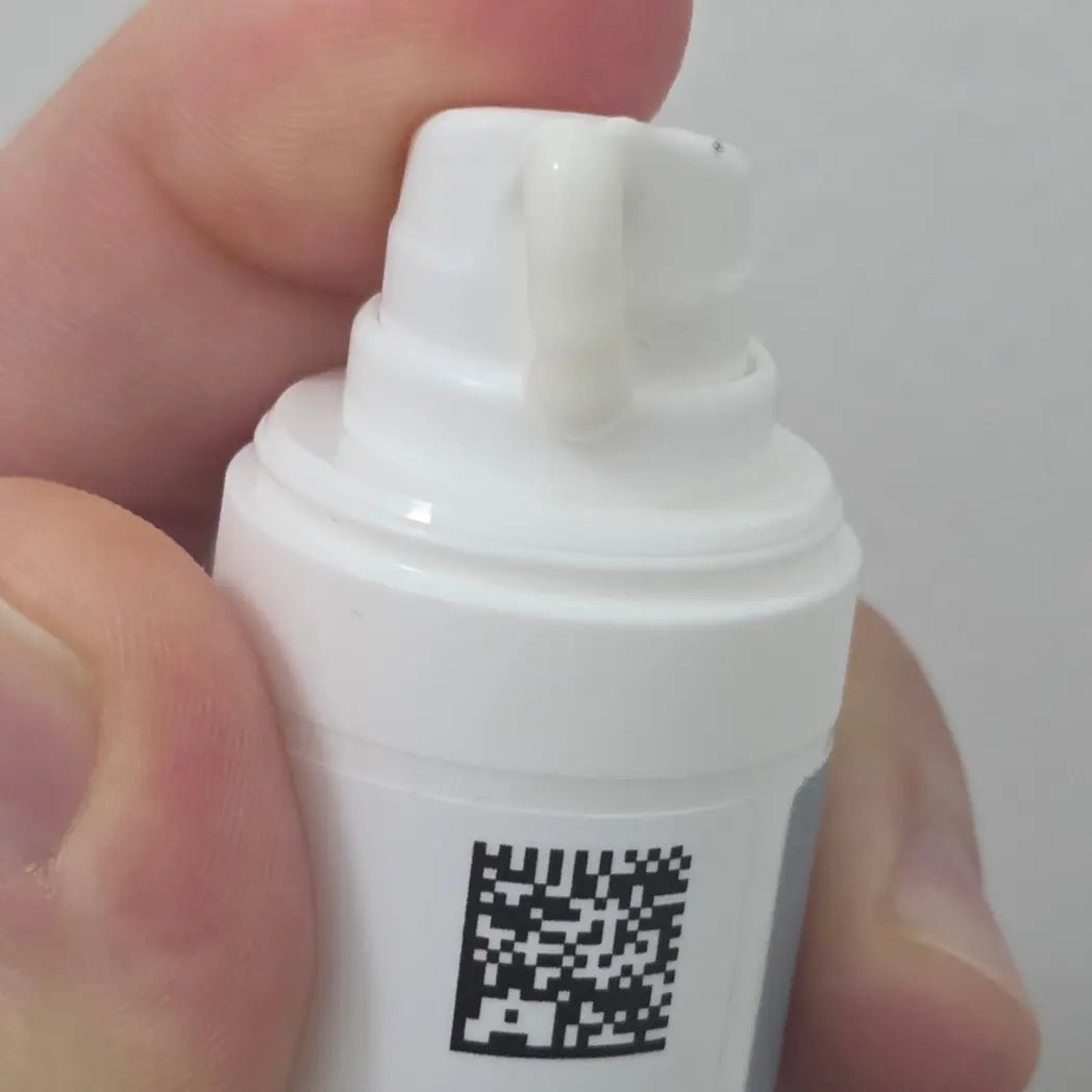 Pumpflaska SKINØ Moisturising Day Cream 50 ml – närbild på pump och QR-kod på etiketten