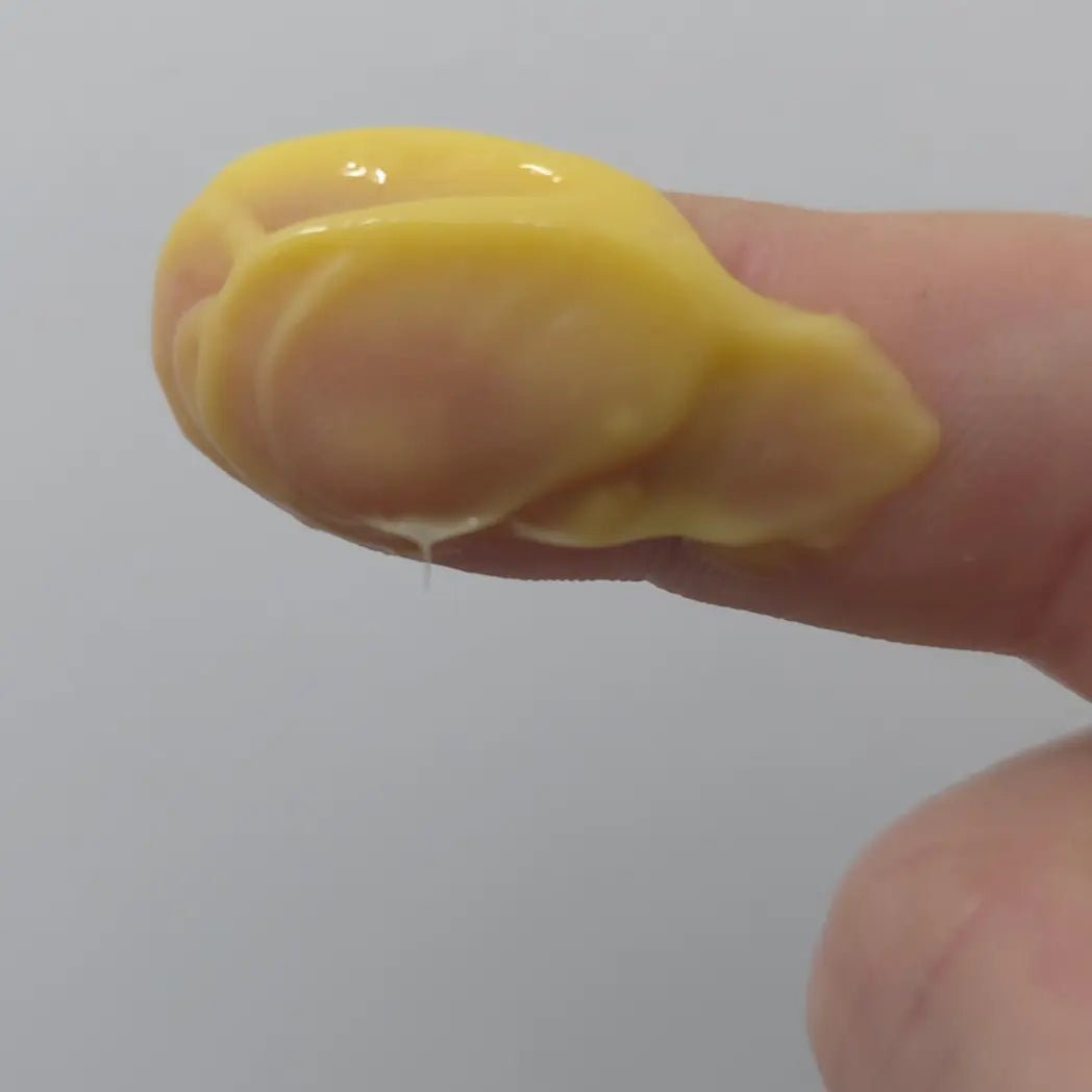 SKINØ Vitamin C-serum utstruket på fingret – närbild på den gula texturen