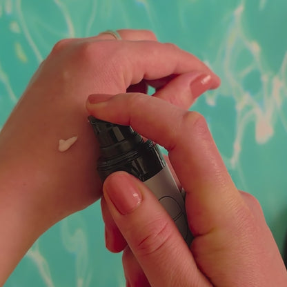 SKINØ Hydrating Serum – intensivt återfuktande ansiktsserum, visar en djupt hydrerande och lättabsorberad lyxig textur på huden.

