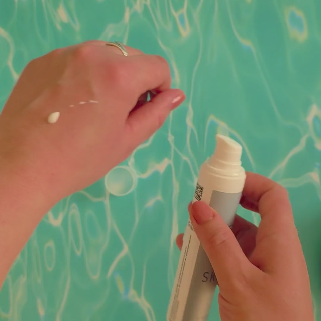 SKINØ Moisturising Day Cream – återfuktande dagkräm, visar en rik och krämig textur på fingret.