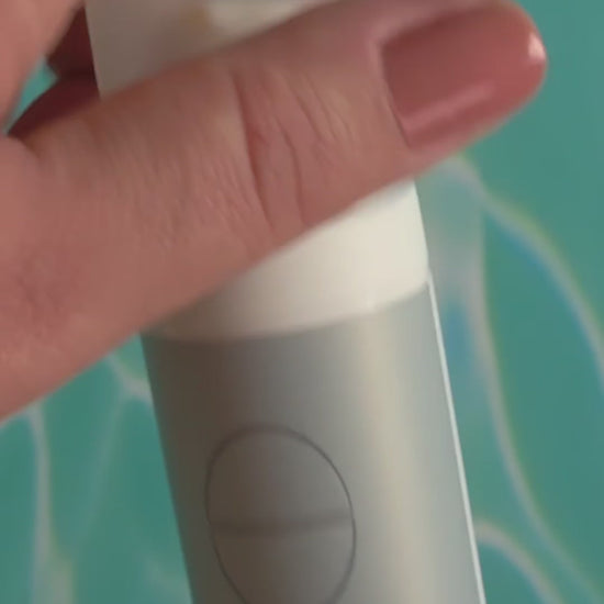 SKINØ Vitamin C Serum – lystgivande och antioxidantrikt ansiktsserum, visar en lättflytande och absorberande lyxig textur på huden.