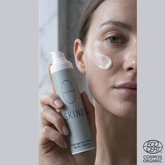 Kvinna applicerar SKINØ Anti-Age Day Cream 50ml runt ögonen – vegansk ECOCERT dagkräm mot rynkor för mogen känslig hud.