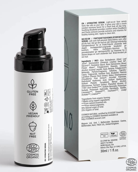 SKINØ Hydrating Serum 30ml baksida – ingredienslista med hyaluronsyra, hjortron och bisabolol, 99% naturligt ursprung, glutenfri, vegansk och nötfri, COSMOS NATURAL ECOCERT.