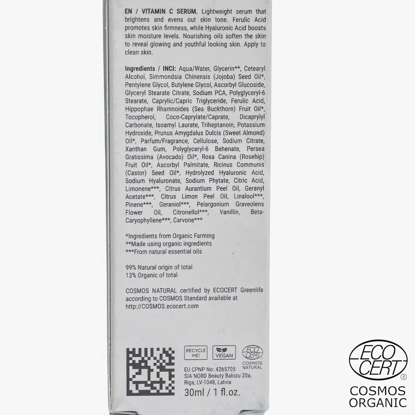 SKINØ Nordic Glow Serum Vitamin C Serum 30ml baksida – ingredienslista med ferulinsyra, hyaluronsyra, nyponolja och avokadoolja, 99% naturligt ursprung, COSMOS NATURAL ECOCERT vegansk.