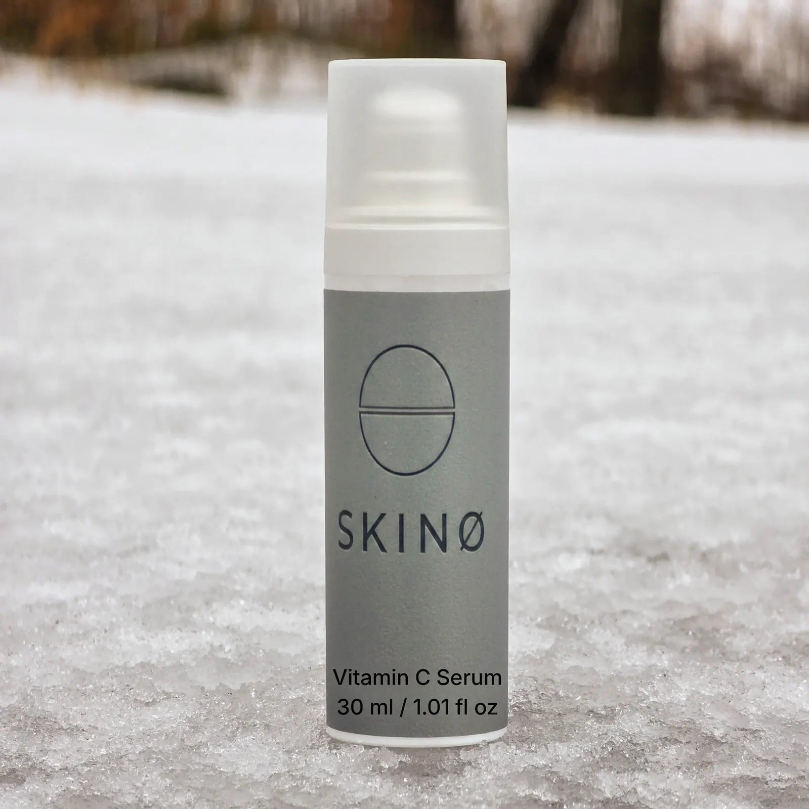 SKINØ Nordic Glow Serum Vitamin C Serum 30ml i nordisk vintermiljö – ansiktsserum med vitamin C och hyaluronsyra för glow och jämnare hudton, COSMOS ORGANIC.