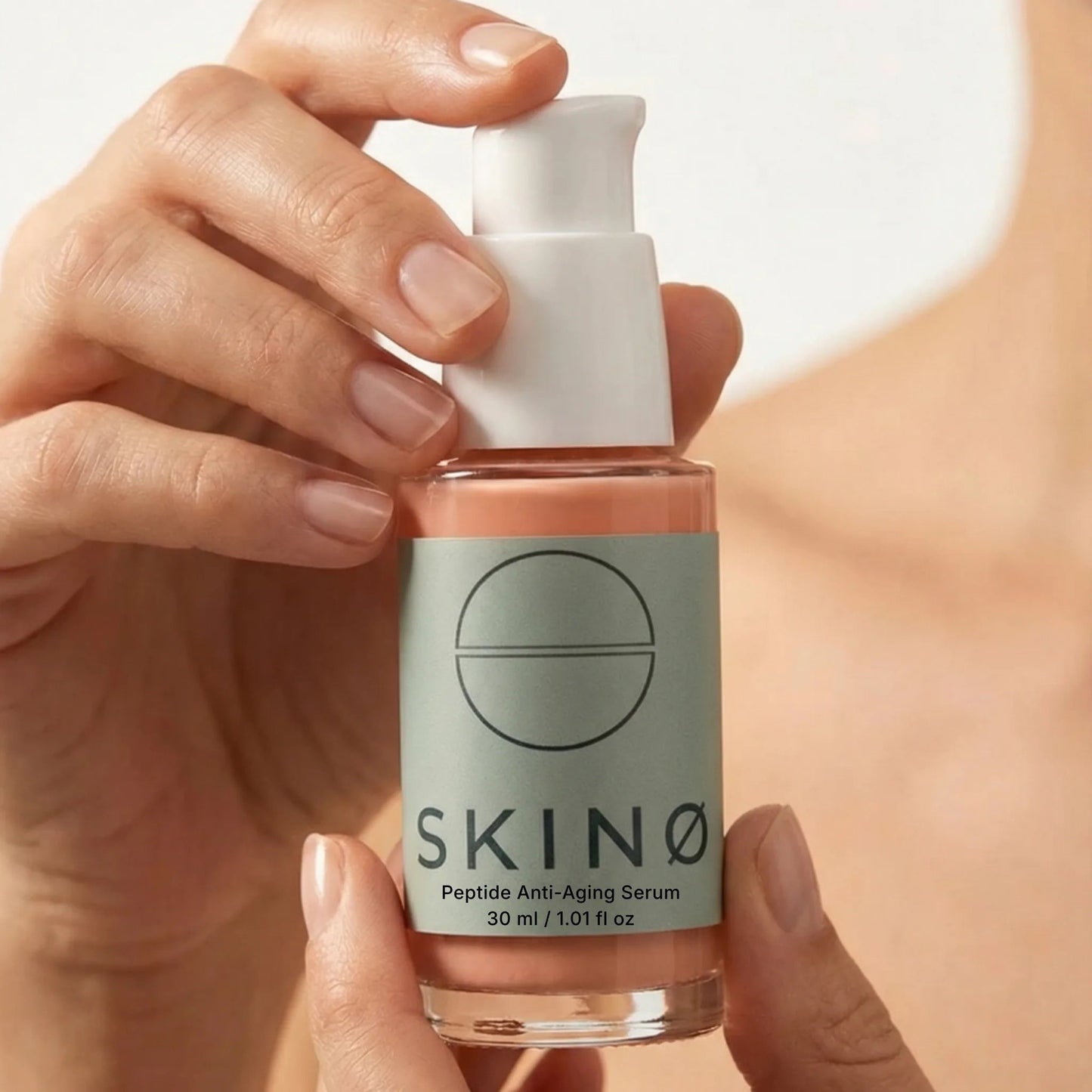 SKINØ Peptide Anti-Aging Serum 30ml i handen – vegansk ECOCERT anti-age serum för rynkor och fastare hud.