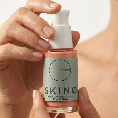 SKINØ Peptide Anti-Aging Serum 30ml i handen – vegansk ECOCERT anti-age serum för rynkor och fastare hud.