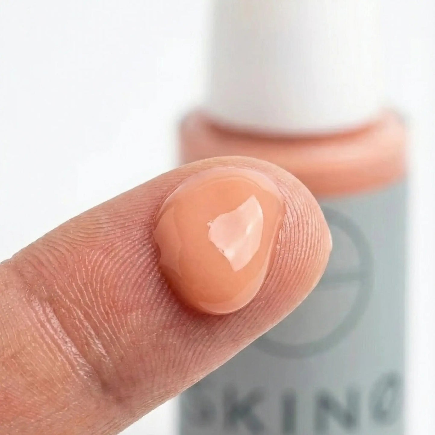 SKINØ Peptide Anti-Aging Serum textur – lätt gel som absorberas snabbt i huden, vegansk ECOCERT formula.